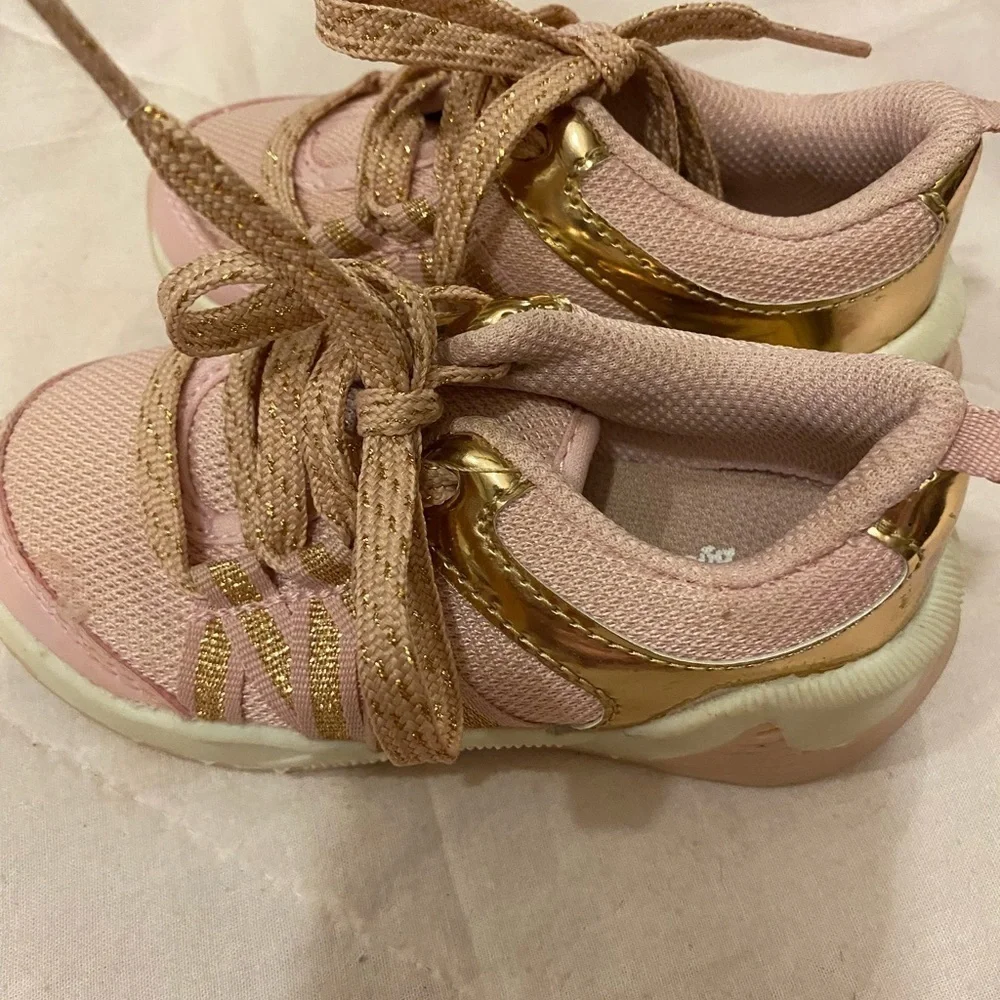 Oshkosh B’gosh Sneakers size 7 (FL)